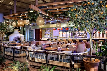 2 restaurants, breakfast served