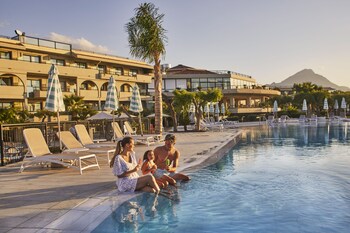 4 outdoor pools, pool umbrellas, sun loungers