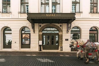 Sauna, steam room, 2 treatment rooms, massages