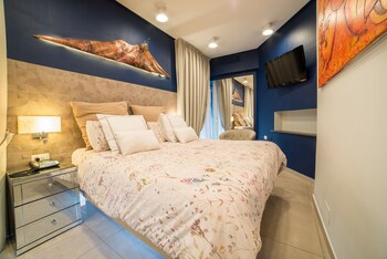 Suite junior, varias camas | Ropa de cama de alta calidad y caja de seguridad en la habitación