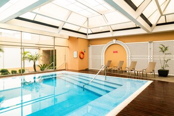 Piscine intérieure, chaises longues