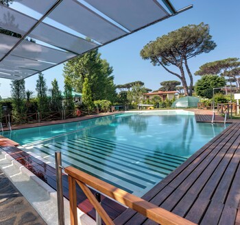 Seasonal outdoor pool, pool umbrellas, sun loungers