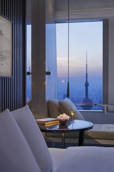 3 restaurants, breakfast, lunch, dinner served; Chinese cuisine