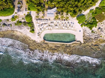 Plage privée, sable blanc, chaise longue, parasol