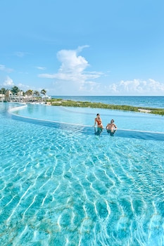 Plage privée, sable blanc, chaise longue, parasol