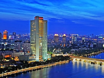 2 restaurants, breakfast served