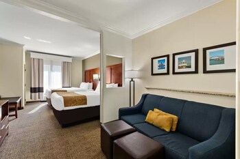 Een bureau, een strijkplank/strijkijzer, gratis wifi, beddengoed