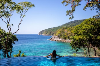 Una piscina al aire libre, sombrillas, guardavidas en la propiedad