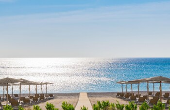 Piscine extérieure, parasols de plage, chaises longues