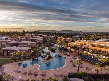 Alberca techada, 5 albercas al aire libre y sombrillas en la alberca