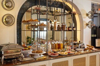 Daily buffet breakfast for a fee