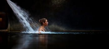 Piscine intérieure, piscine extérieure, chaises longues
