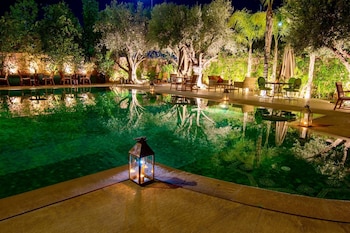 Piscine extérieure, parasols, chaises longues