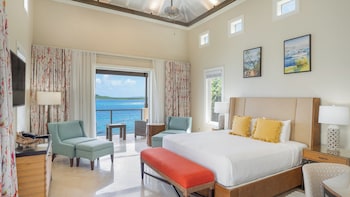 3 albercas al aire libre, sombrillas en la alberca y camastros