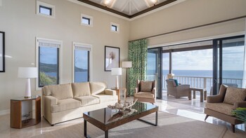 3 albercas al aire libre, sombrillas en la alberca y camastros