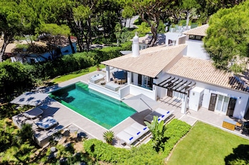 2 bars/lounges, swim-up bar, poolside bar