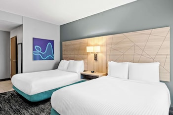 Escriptori, espai de treball apte per a portàtils i cortines opaques 