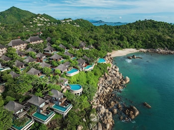 4 restaurants, breakfast, lunch, dinner served; Thai cuisine