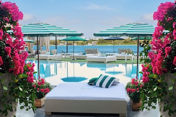 Piscine extérieure, accÚs possible de midi à 18 h, cabanas (supplément)