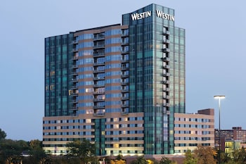 Hồ bơi trong nhà, mở cửa từ 6:00 đến 23:00, ghế dài tắm nắng