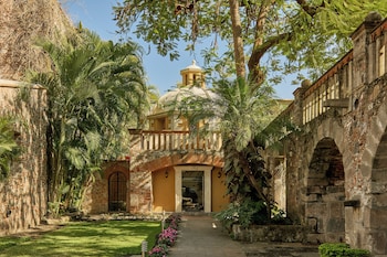 Ofereix vistes al jardí i s'hi serveixen esmorzars, dinars i sopars