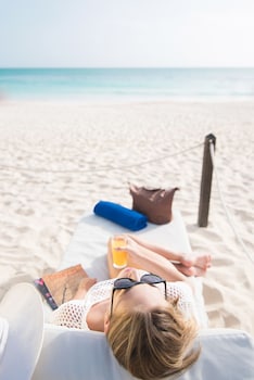 3 piscines extérieures, parasols de plage, chaises longues