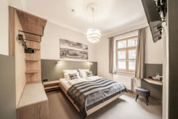 Vista frontal de la propiedad por la tarde o noche