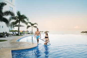 3 outdoor pools, pool umbrellas, pool loungers