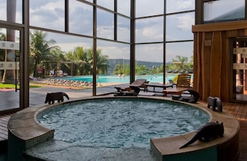 Una piscina cubierta, una piscina al aire libre