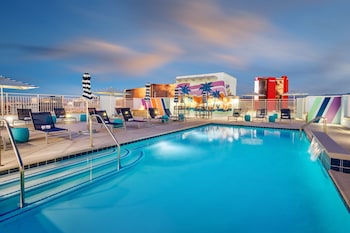 Piscine extérieure, chaises longues