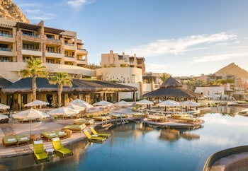 3 albercas al aire libre, sombrillas en la alberca y camastros