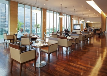 Piscine couverte, piscine extérieure, chaises longues