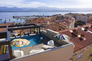 Seasonal outdoor pool, open 8:30 AM to 6:30 PM, pool umbrellas