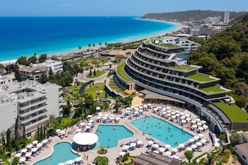 Een binnenzwembad, 3 buitenzwembaden en parasols bij het zwembad