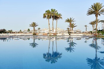 Een binnenzwembad en 2 buitenzwembaden