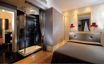 Deluxe Double Room | Bathroom | Hydromassage showerhead, free toiletries, hair dryer, bidet