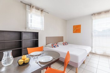 Tägliches Frühstücksbuffet (9.9 EUR pro Person)