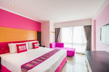 Superior room with extra bed | 1 bedroom, minibar, in-room safe, desk