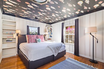 Utendørsbasseng og solsenger