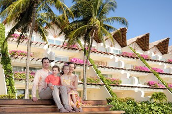 3 outdoor pools, pool umbrellas, sun loungers