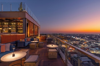 2 bars-salons, bar sur le toit, bar Ă cocktail, bar-salon de foyer