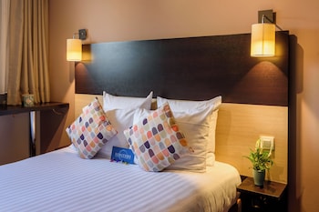 Caja de seguridad en la habitación y escritorio