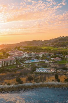 4 piscines extérieures, cabanas (supplément), parasols
