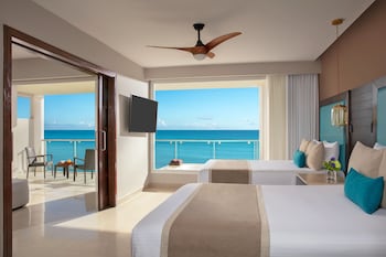 3 outdoor pools, a heated pool, open 7:00 AM to 7:00 PM, pool umbrellas
