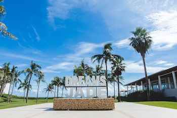 3 outdoor pools, a heated pool, open 7:00 AM to 7:00 PM, pool umbrellas