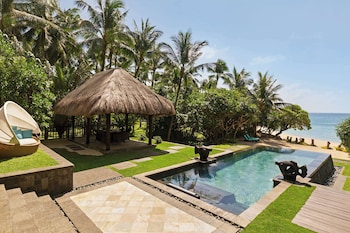 Couples treatment rooms, hot tub, steam room, body treatments