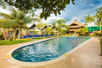 Outdoor pool, open 10:00 AM to 7:00 PM, pool loungers. Decameron Decalodge Ticuna