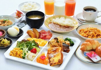 يتم تقديم الإفطار والغداء والعشاء