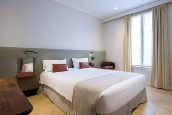 Majoituspaikan julkisivu illalla/yöllä