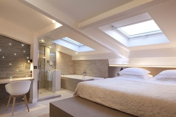 Superior Room | Minibar, in-room safe, individually decorated, individually furnished